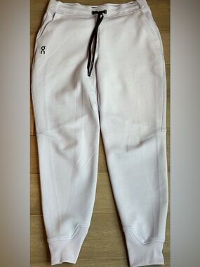 On Running women’s Joggers in Light lilac with Black Drawstring